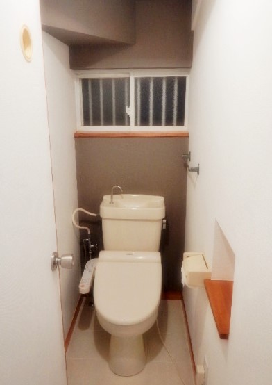 トイレの壁紙(背面のみ)を張替えました。 チョコレートブラウンが落ち着いた居心地の良い空間に仕上がりました。